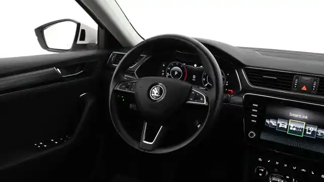 Valkoinen Sedan, Skoda Superb – COB-296