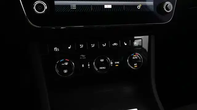 Valkoinen Sedan, Skoda Superb – COB-296