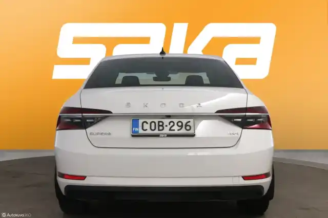 Valkoinen Sedan, Skoda Superb – COB-296