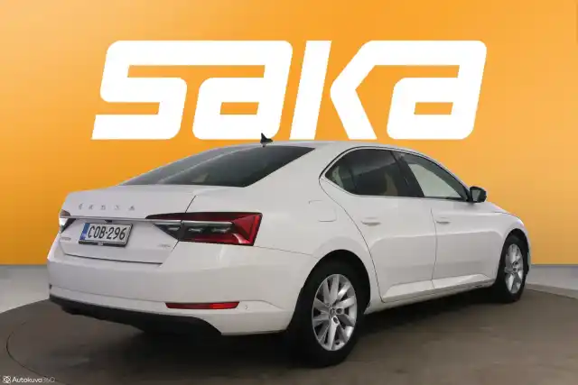 Valkoinen Sedan, Skoda Superb – COB-296