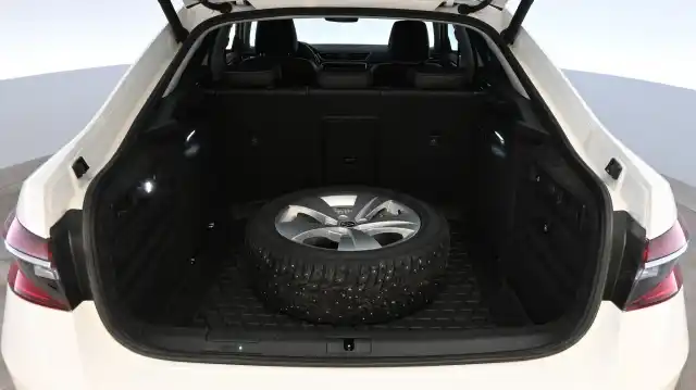 Valkoinen Sedan, Skoda Superb – COB-296