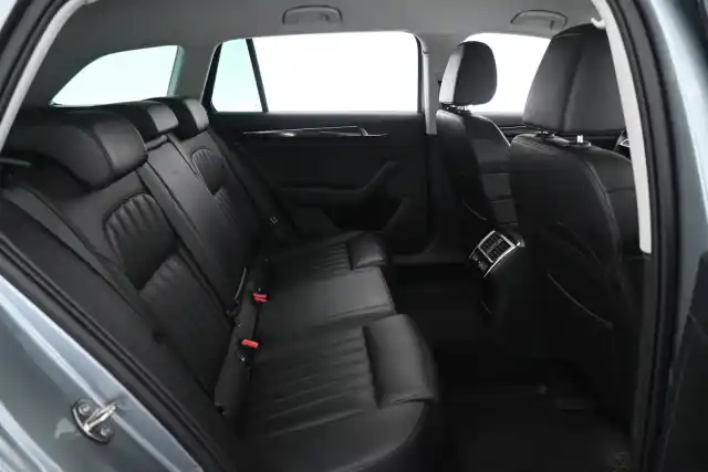 Harmaa Farmari, Skoda Superb – COE-110