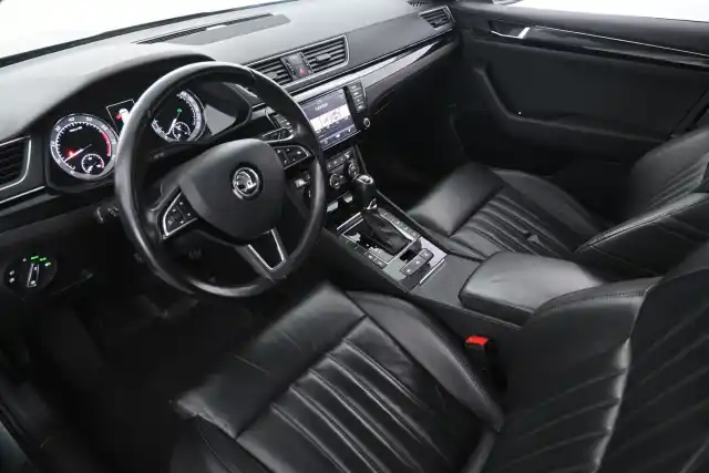 Harmaa Farmari, Skoda Superb – COE-110