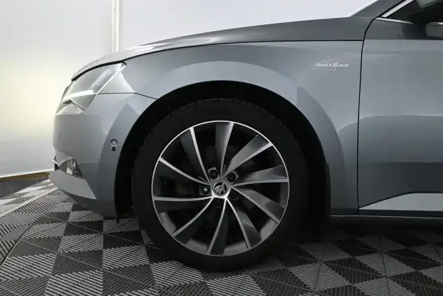 Harmaa Farmari, Skoda Superb – COE-110