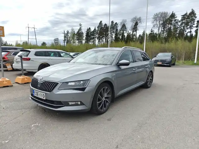 Harmaa Farmari, Skoda Superb – COE-110