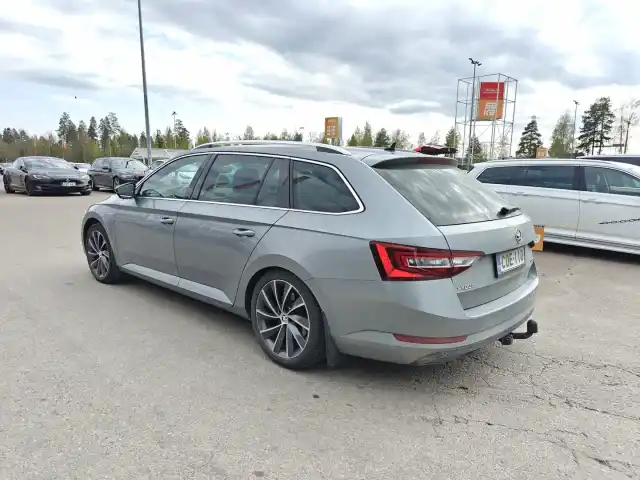Harmaa Farmari, Skoda Superb – COE-110