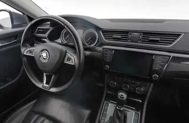 Harmaa Farmari, Skoda Superb – COE-110