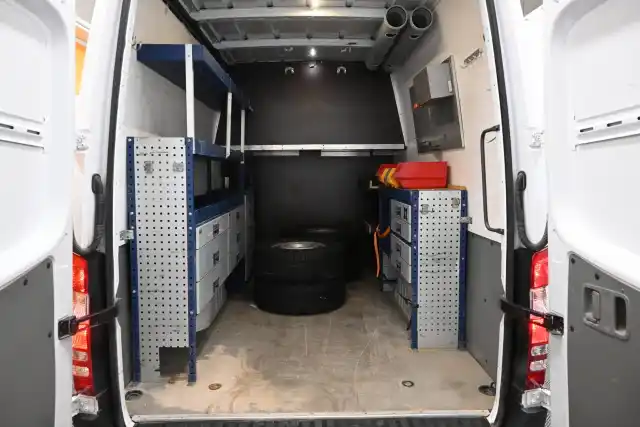 Valkoinen Pakettiauto, Mercedes-Benz Sprinter – COE-142