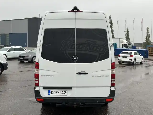 Valkoinen Pakettiauto, Mercedes-Benz Sprinter – COE-142