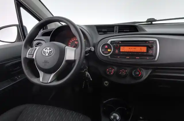 Valkoinen Viistoperä, Toyota Yaris – COE-471