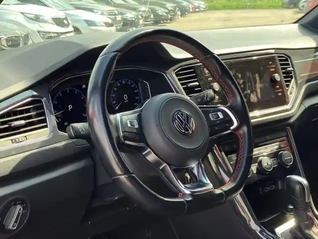 Punainen Maastoauto, Volkswagen T-Roc – COF-452