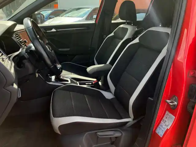Punainen Maastoauto, Volkswagen T-Roc – COF-452