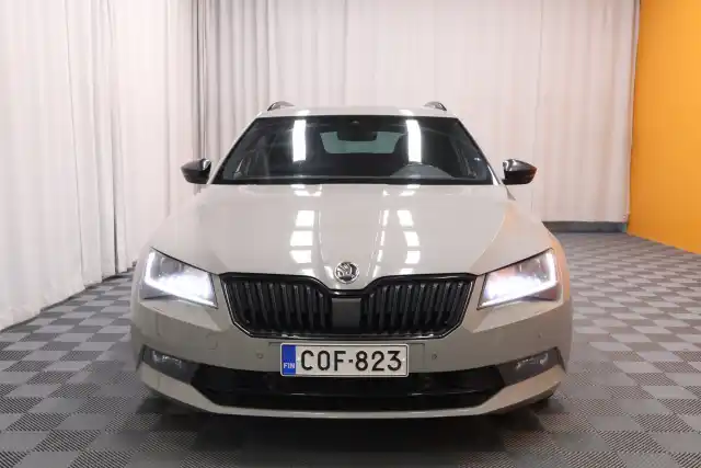 Harmaa Farmari, Skoda Superb – COF-823