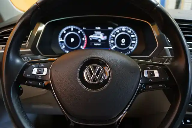 Valkoinen Maastoauto, Volkswagen Tiguan – COH-665