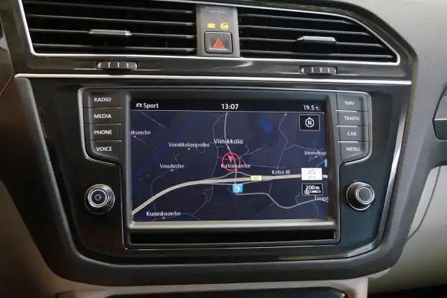Valkoinen Maastoauto, Volkswagen Tiguan – COH-665