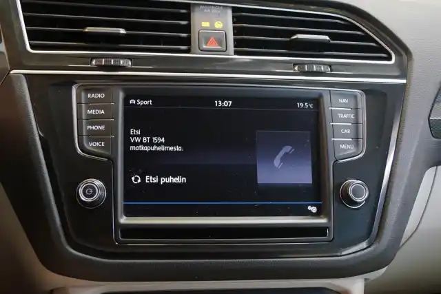 Valkoinen Maastoauto, Volkswagen Tiguan – COH-665
