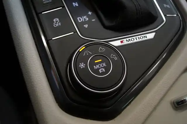 Valkoinen Maastoauto, Volkswagen Tiguan – COH-665