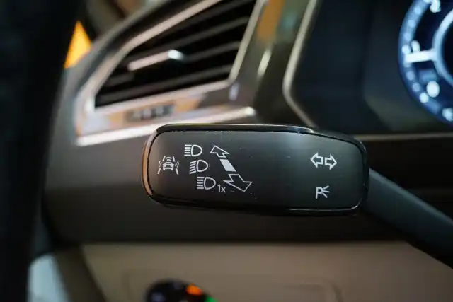 Valkoinen Maastoauto, Volkswagen Tiguan – COH-665