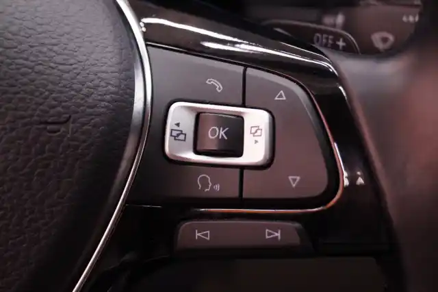 Valkoinen Maastoauto, Volkswagen Tiguan – COH-665