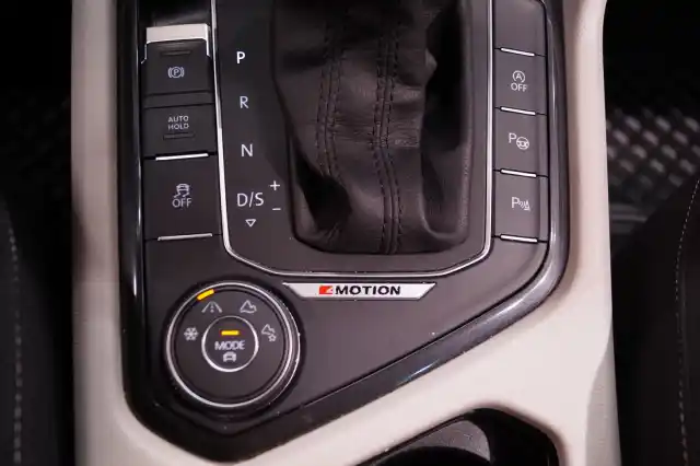 Valkoinen Maastoauto, Volkswagen Tiguan – COH-665