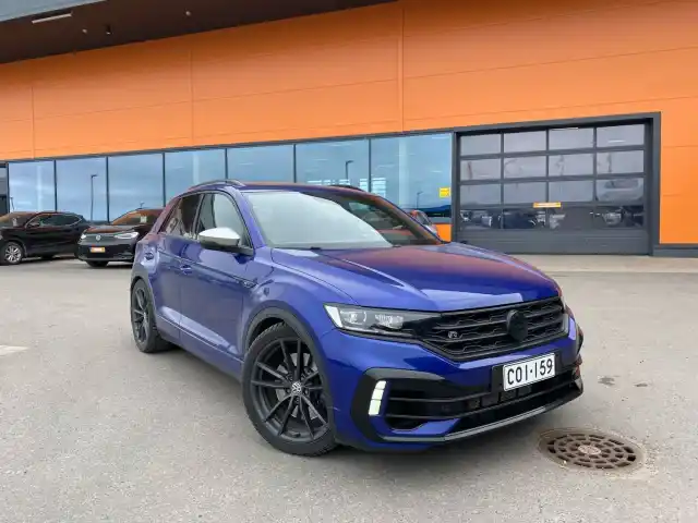 Sininen Maastoauto, Volkswagen T-Roc – COI-159