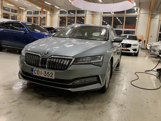 Harmaa Farmari, Skoda Superb – COI-352