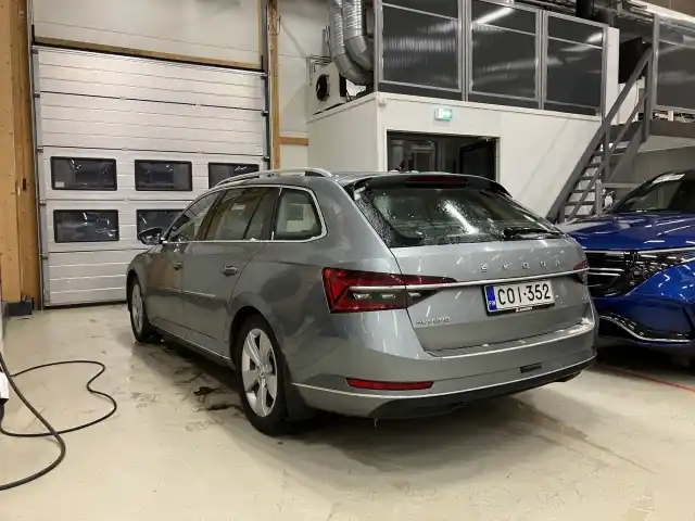 Harmaa Farmari, Skoda Superb – COI-352