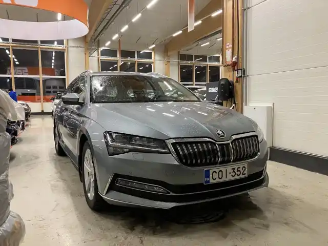 Harmaa Farmari, Skoda Superb – COI-352