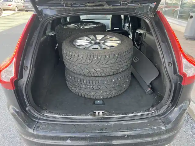 Musta Maastoauto, Volvo XC60 – COI-673