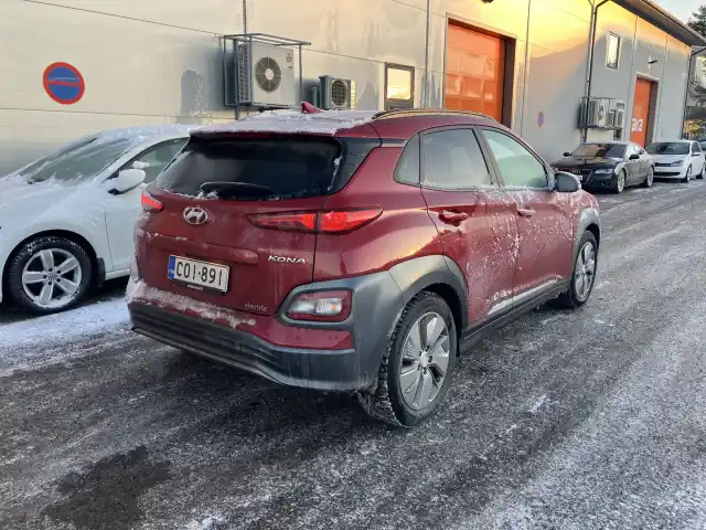 Punainen Maastoauto, Hyundai KONA – COI-891