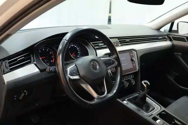 Valkoinen Farmari, Volkswagen Passat – COJ-155