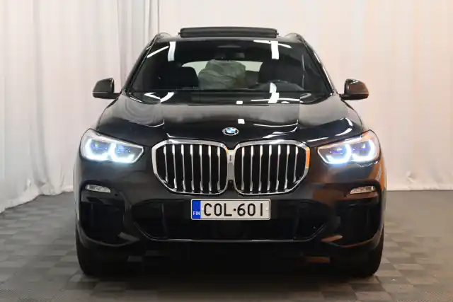 Musta Maastoauto, BMW X5 – COL-601