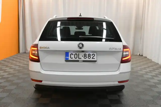 Valkoinen Farmari, Skoda Octavia – COL-882