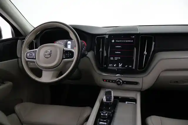 Harmaa Maastoauto, Volvo XC60 – COM-175