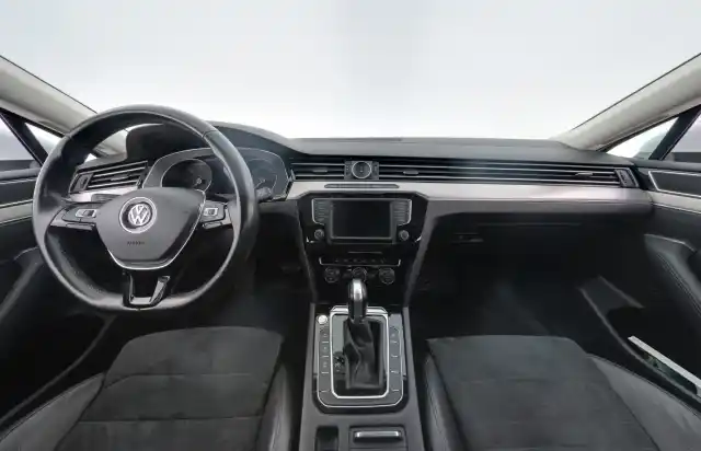 Valkoinen Farmari, Volkswagen Passat – COM-321