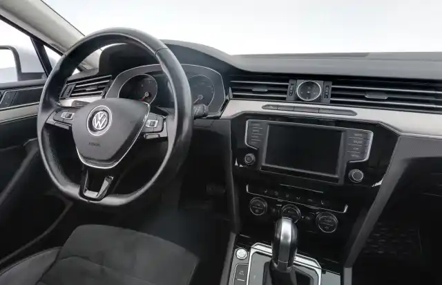 Valkoinen Farmari, Volkswagen Passat – COM-321
