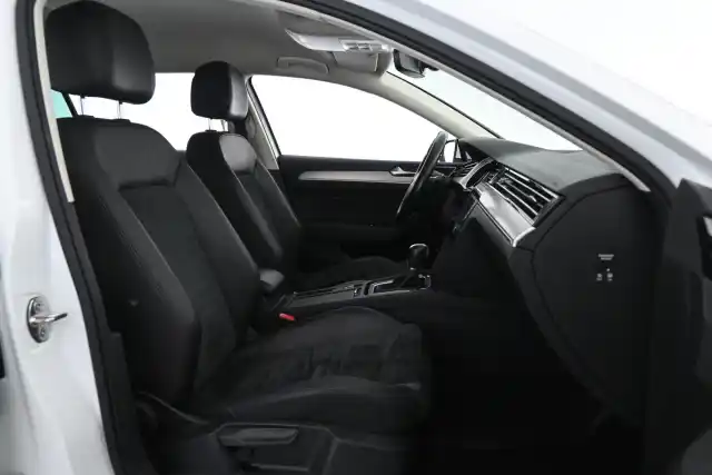 Valkoinen Farmari, Volkswagen Passat – COM-321