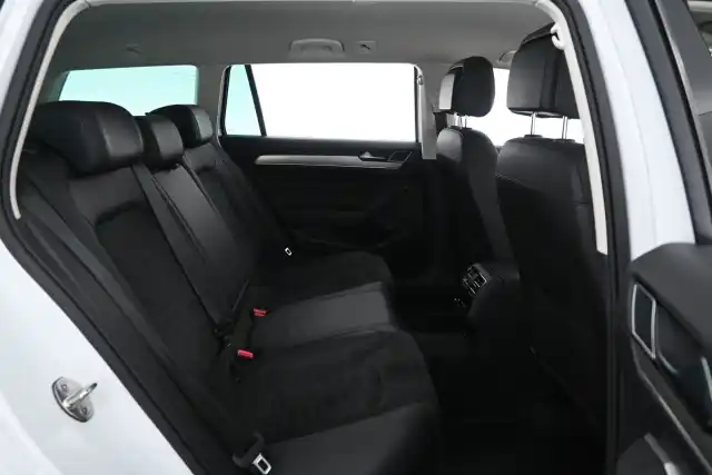 Valkoinen Farmari, Volkswagen Passat – COM-321