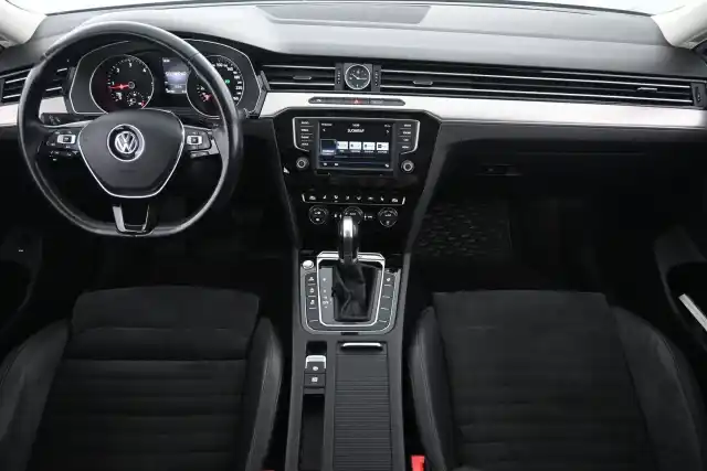 Valkoinen Farmari, Volkswagen Passat – COM-321