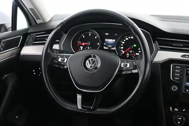 Valkoinen Farmari, Volkswagen Passat – COM-321