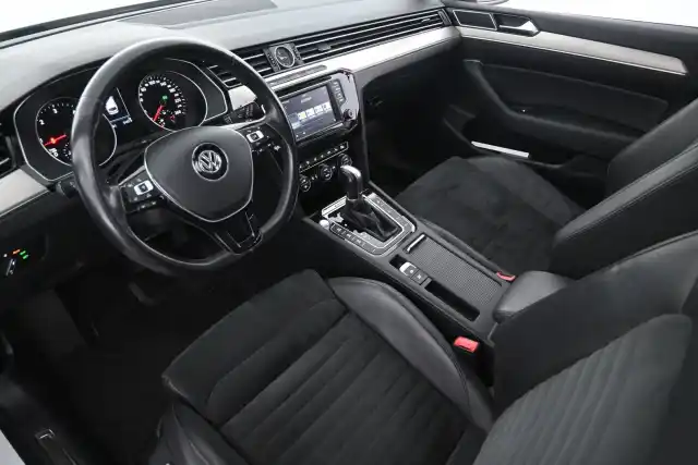 Valkoinen Farmari, Volkswagen Passat – COM-321