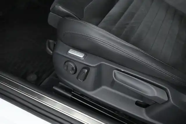 Valkoinen Farmari, Volkswagen Passat – COM-321