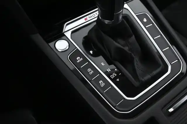 Valkoinen Farmari, Volkswagen Passat – COM-321