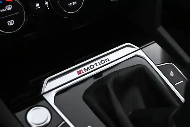 Valkoinen Farmari, Volkswagen Passat – COM-321