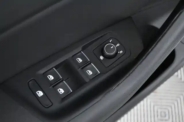 Valkoinen Farmari, Volkswagen Passat – COM-321