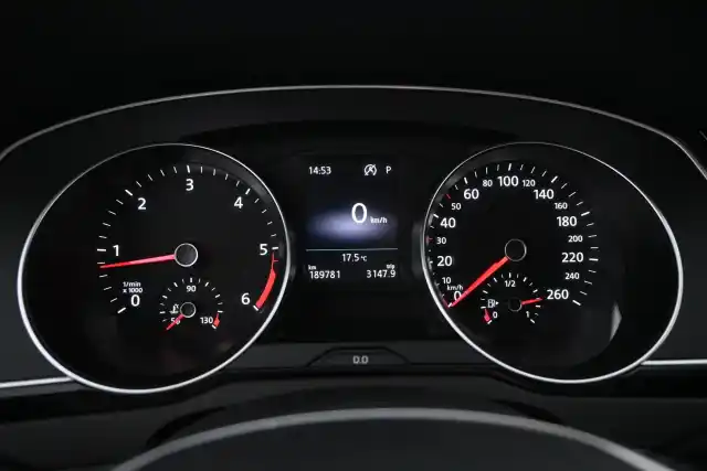 Valkoinen Farmari, Volkswagen Passat – COM-321