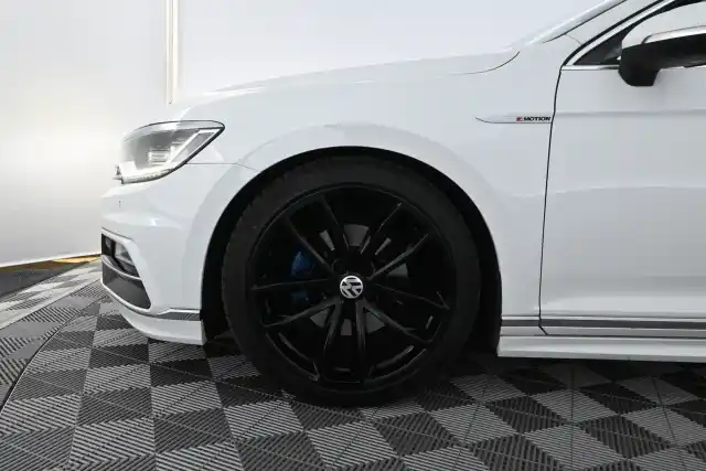 Valkoinen Farmari, Volkswagen Passat – COM-321