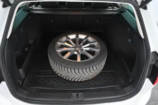 Valkoinen Farmari, Volkswagen Passat – COM-321