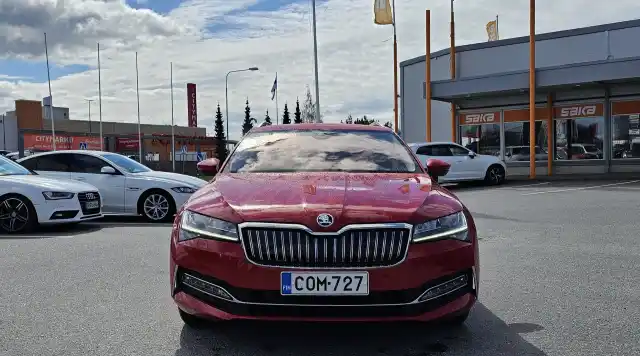 Punainen Farmari, Skoda Superb – COM-727
