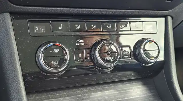 Punainen Farmari, Skoda Superb – COM-727